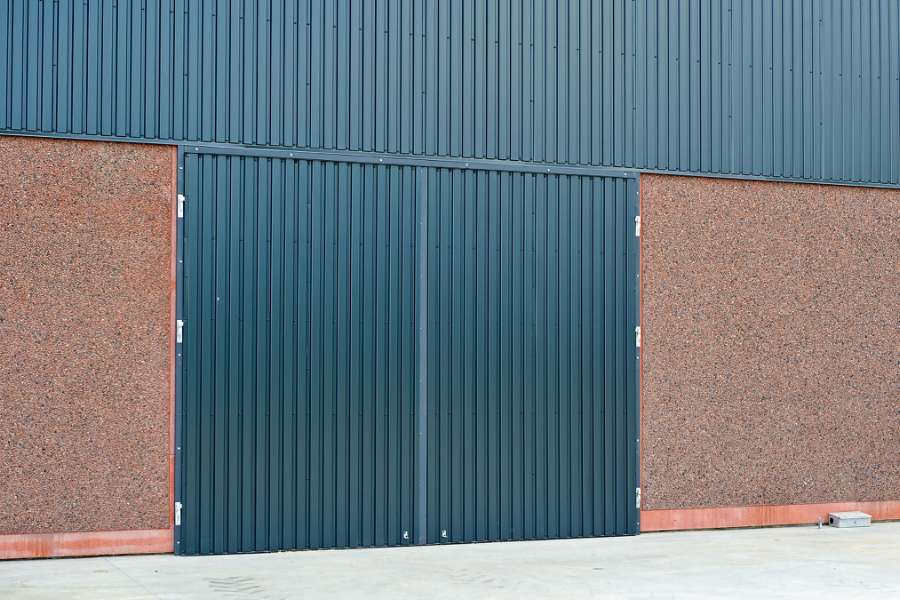 Große Dachflächen aus Trapezprofilen von DS, Saksagervej 1, 9670 Vrå